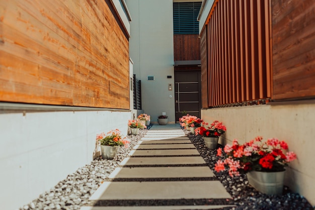 Betreten eines modernen Hauses mit Holzdetails