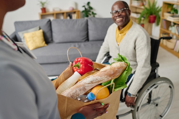 Betreuer liefert Essen an Menschen mit Behinderungen