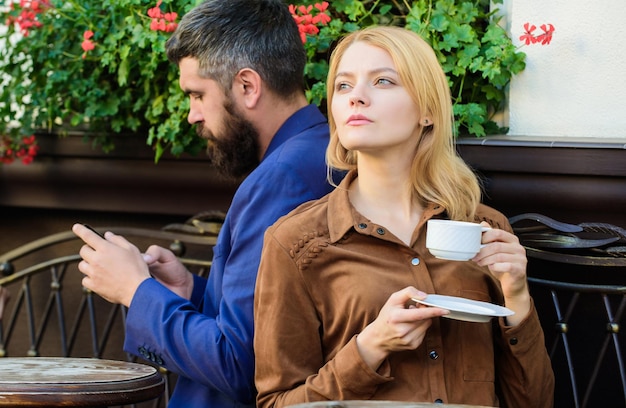 Betrug und Verrat Familienwochenende Verheiratetes schönes Paar, das sich zusammen entspannt Paar Caféterrasse Kaffee trinken Verliebtes Paar sitzen Caféterrasse Kaffee genießen Mann geheime Nachrichtenübermittlung Frau betrügen