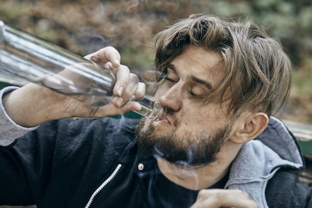 Betrunkene junge Leute. (Alkoholismus, Schmerz, Mitleid, Hoffnungslosigkeit, soziales Abhängigkeitsproblem Konzept)