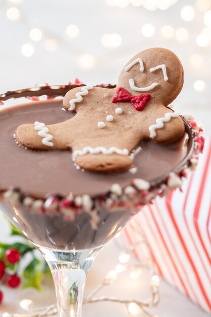 Betrunkener Lebkuchenplätzchenmann in einem Weihnachtscocktail