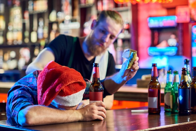 Betrunkener Mann bei der Weihnachtsfeier in der Bar