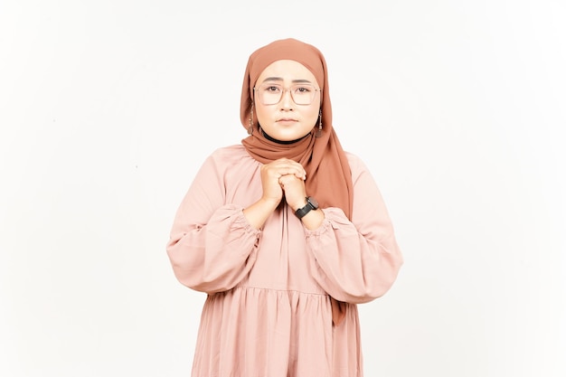 Bettelnde Geste der schönen asiatischen Frau, die Hijab trägt, Isolated On White Background