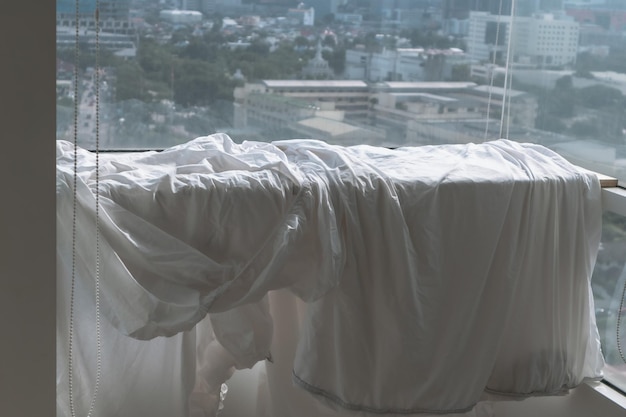 Bettwäsche und Bettdecken hängen auf dem Balkon zum Trocknen in der Wohnung