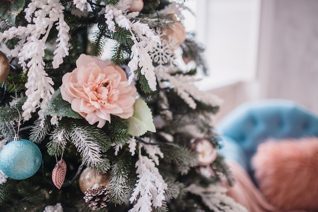 Beuatiful árvore de natal decorada com brinquedos