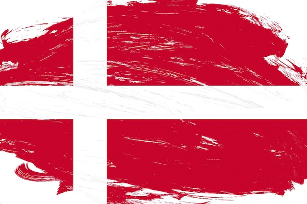 Beunruhigter Schlaganfallpinsel malte Dänemark-Flagge auf weißem Hintergrund