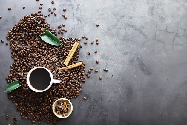 Beutel Kaffee. Auf dem Tisch geröstete Kaffeebohnen. Kaffeebohnen mit grünen Blättern zum Kochen.