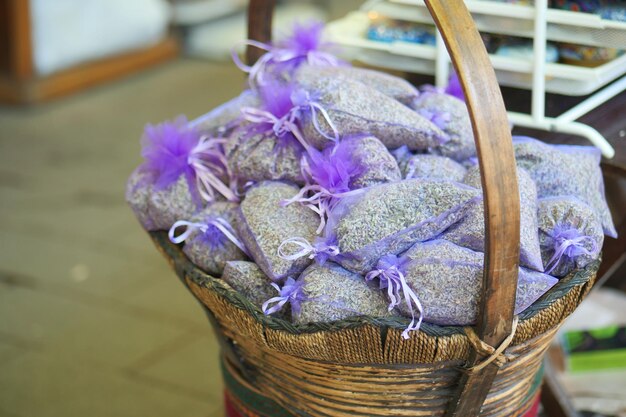 Beutel mit Lavendel in einem Holzkorb