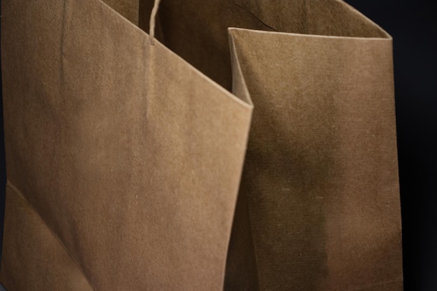 Foto beutelverpackung in handwerksfarbe auf grauem hintergrund