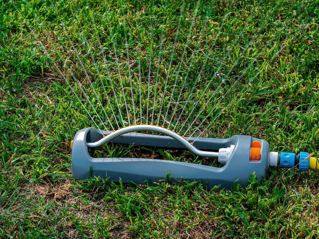 Foto bewässerungssystem zum bewässern eines rasens mit grünem gras
