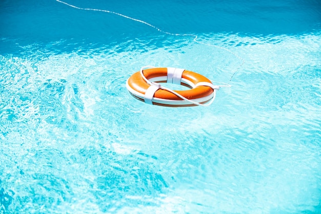 Bewahrer Rettungsring orange Rettungsring im Meer auf dem Wasser Rettungsring schwimmend von Wasser