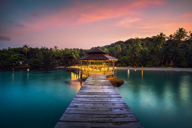 Bewaldete Brücke und Pavillon in Koh Kood