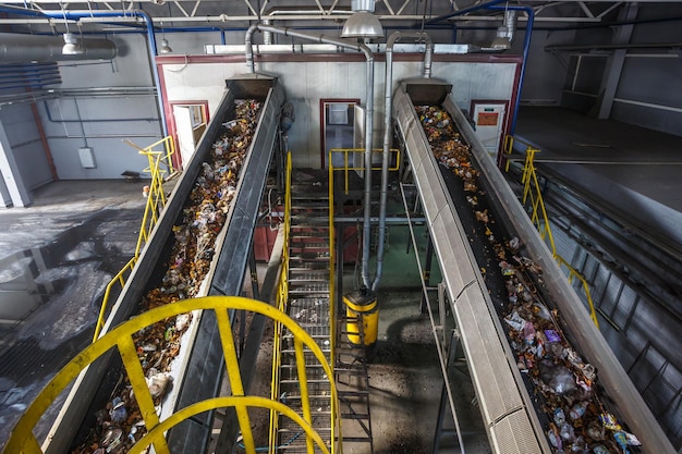 Beweglicher Fördertransporter auf Moderne Abfallrecycling-Aufbereitungsanlage Getrennte und sortierte Müllabfuhr Recycling und Lagerung von Abfällen zur weiteren Entsorgung