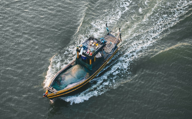 Bewegliches hölzernes Fischereiboot im Meer.