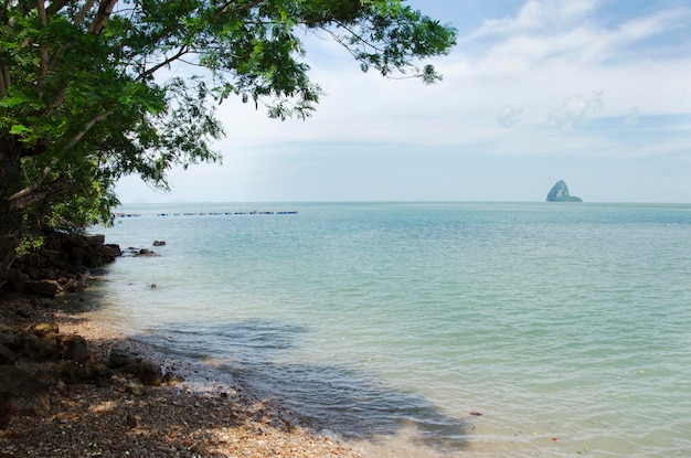 Bewegung der Wasserwelle im Meer mit Steinstrand und Muschel am Andamanenozean bei Ko Yao Noi in Phang Nga Thailand