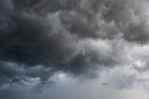 Foto bewegung des dunklen himmels und der schwarzen wolken, drastische kumulonimbuswolke mit regnerischem