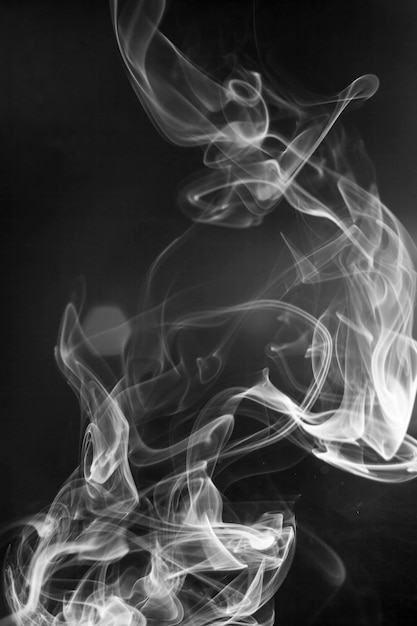 Bewegung des weißen Rauchs auf schwarzem Hintergrund.