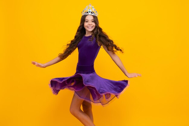 Bewegung windiges Kleid Mädchengeburtstagsfeier lustiges Kind in der Krone Stellen Sie sich vor, eine Königin zu sein Kind trägt Diadem Erfolgreicher Teenager trägt Luxus Schönheitskönigin Krone Erfolg