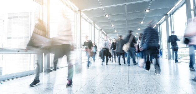 Bewegungsunschärfe der Messebesucher