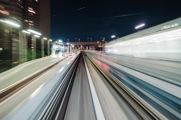 Bewegungsunschärfe des Zuges, der sich im Tunnel mit Tageslicht in Tokio Japan bewegt