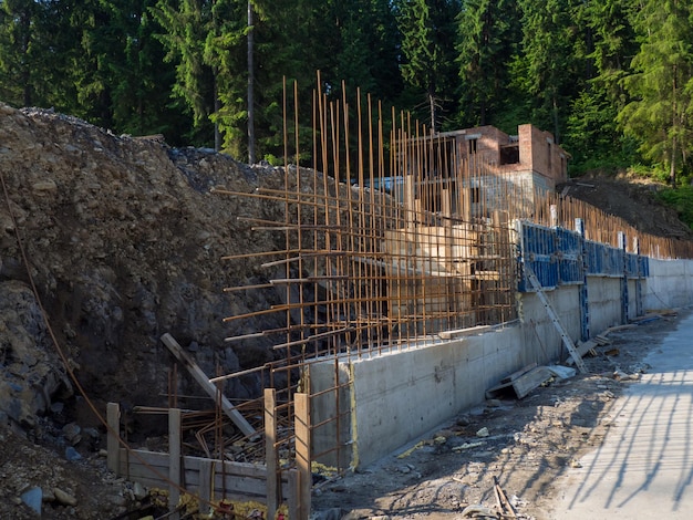 Bewehrungsfundament für ein Gebäude in einem bergigen Gebiet Wandschalung, die Stahlbeton im Baubereich gießt Wandkonstruktion