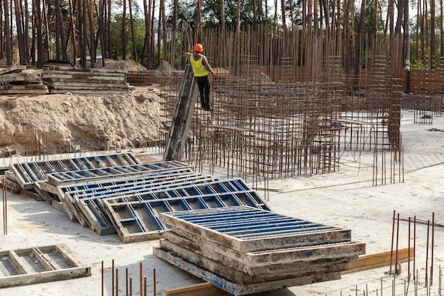 Bewehrungskorb der Bewehrung für Betonrahmenhaus, Ziegelhaus, Schalung zum Betongießen, Baustelle, Arbeitskran, Hausbau