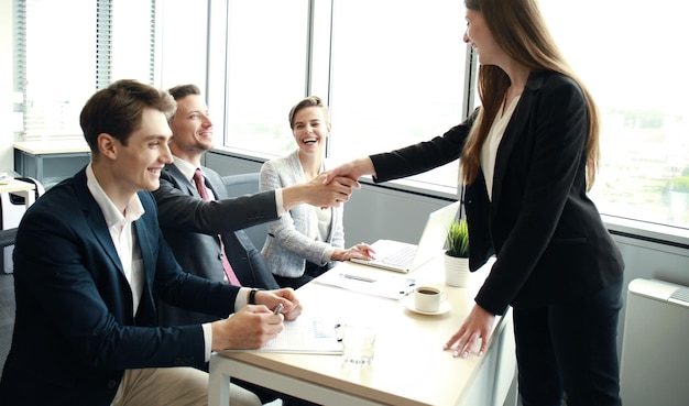 Bewerber mit Vorstellungsgespräch. Händedruck beim Vorstellungsgespräch