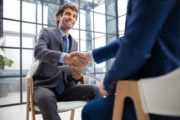 Bewerber mit Vorstellungsgespräch Handschlag beim Vorstellungsgespräch