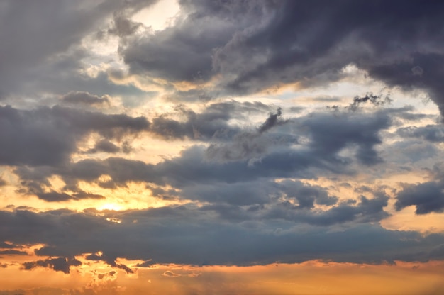 Bewölken Sie den Abendhimmel bei Sonnenuntergang mit dramatischen Wolken