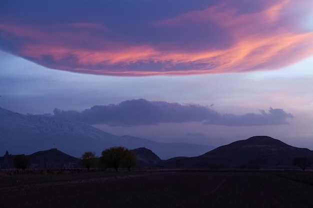 Bewölken Sie den schönen Himmel bei Sonnenuntergang