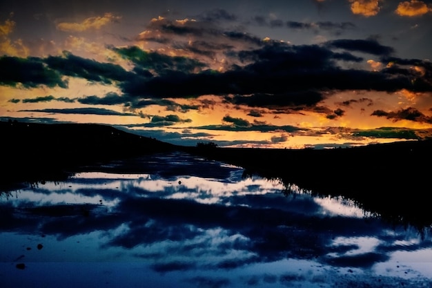 Bewölken Sie den schönen Himmel bei Sonnenuntergang