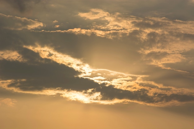 Bewölkte Orange mit Sonnenuntergang