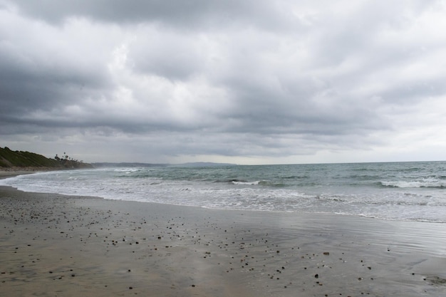 Bewölkte Strandküstenwellen