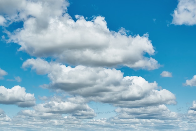 Bewölkten himmel hintergrund. Blauer Himmel mit Wolken am Sommertag