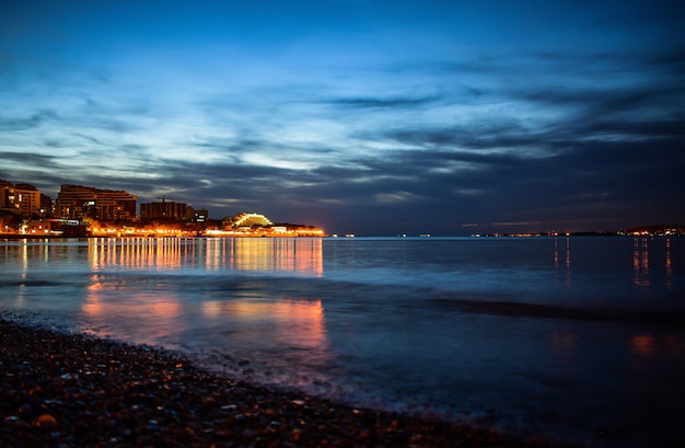 bewölkter Abendblick auf die Stadt vom Strand