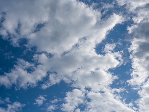 bewölkter blauer Himmel am sonnigen Tag