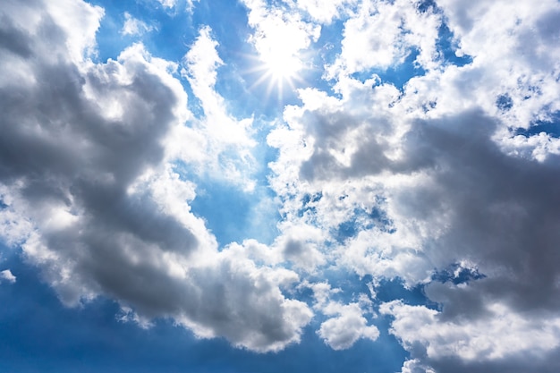 Bewölkter blauer Himmel und Sonne glänzender Hintergrund