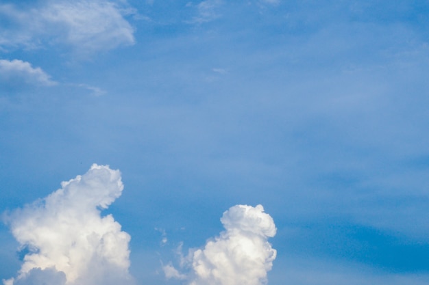 Bewölkter blauer Himmel