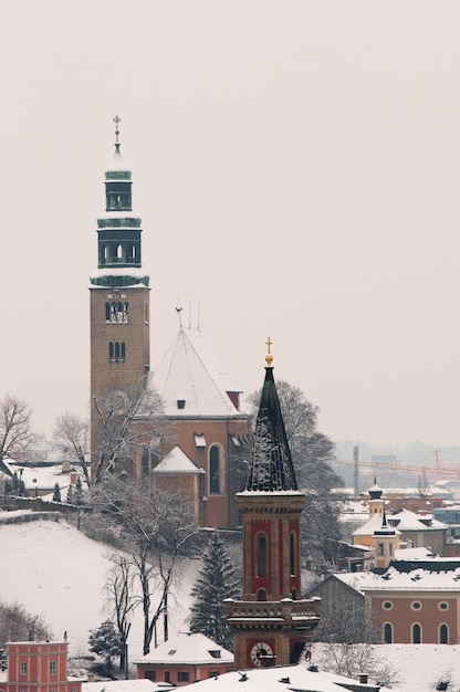 Bewölkter Blick auf das winterliche Salzburg am Nachmittag.