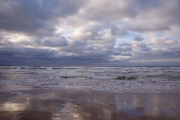 Bewölkter Himmel am Strand