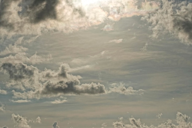 Bewölkter Himmel auf türkisfarbenem tropischem Paradiesmeer