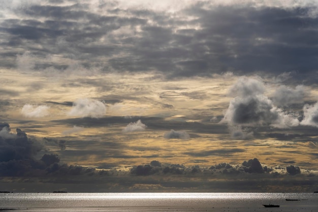 Bewölkter Himmel bei Sonnenuntergang und Meerwasser auf der Insel Sansibar Tansania Ostafrika