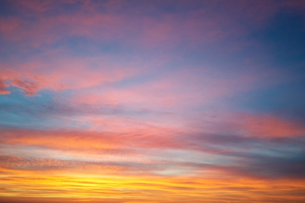 Bewölkter Himmel des schönen Sonnenaufgangs über kleiner Stadt