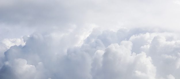 Bewölkter Himmel Hintergrund Sonnenlicht scheint durch die weißen Wolken