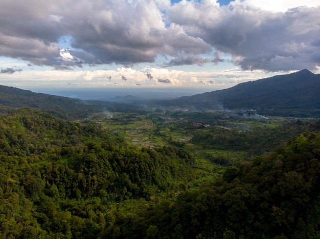 Bewölkter Himmel über Bergtal