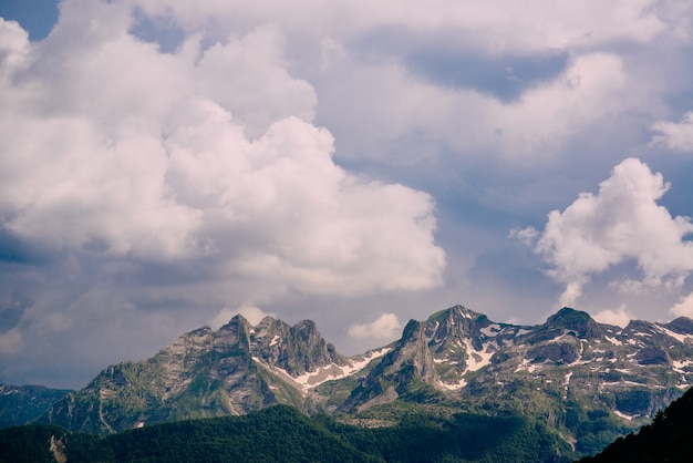 Bewölkter Himmel über den Berggipfeln. Montenegro