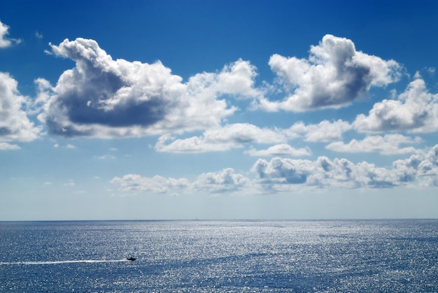 bewölkter Himmel und Meer