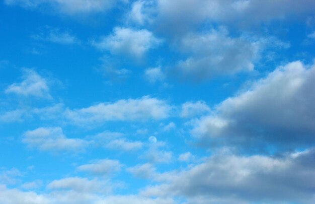 Bewölkter Himmel und Mond