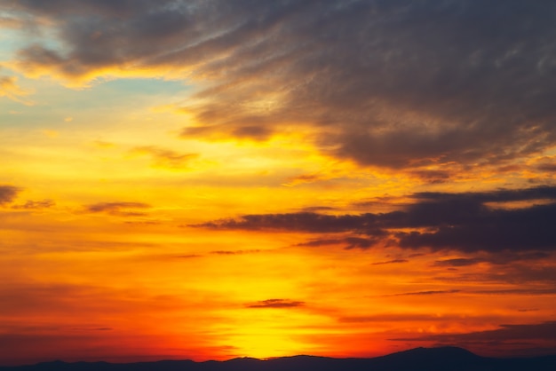 Bewölkter Himmel und orange Licht der Sonne durch die Wolken mit Kopienraum