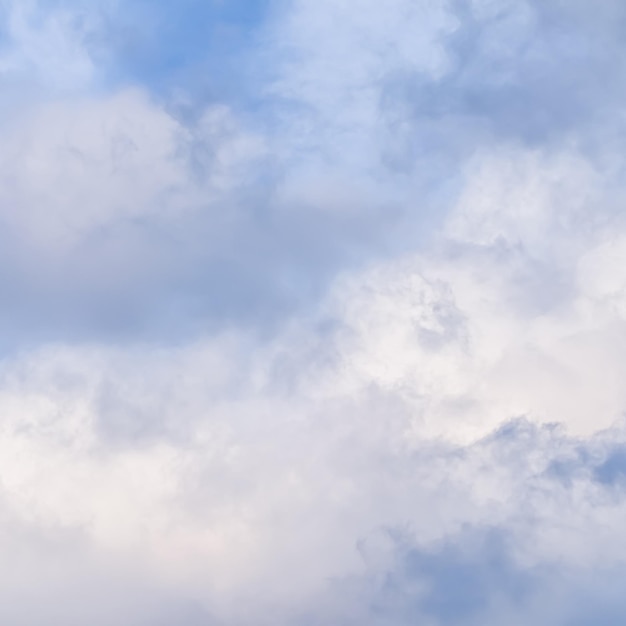 Bewölkter Himmelshintergrund mit blassrosa Wolken bei Sonnenuntergang